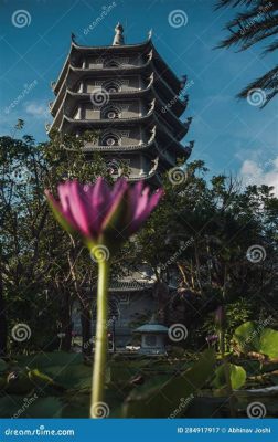  La Pagoda del Fiore di Loto: Una torre celeste che guarda un passato millenario!