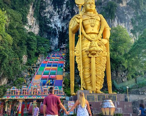  Il Batu Caves: Una Esplorazione Spirituale tra Montagne Calcaree!