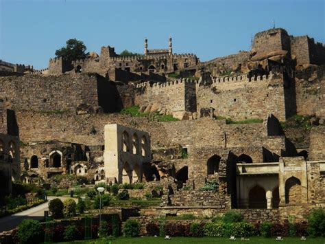 Il Forte di Golconda: Una Sfida Monumentale all'Eco del Passato!