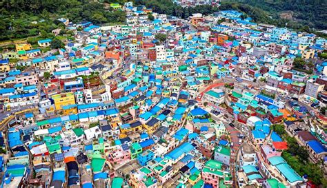  Il Gamcheon Culture Village: Un labirinto colorato di arte e tradizioni!