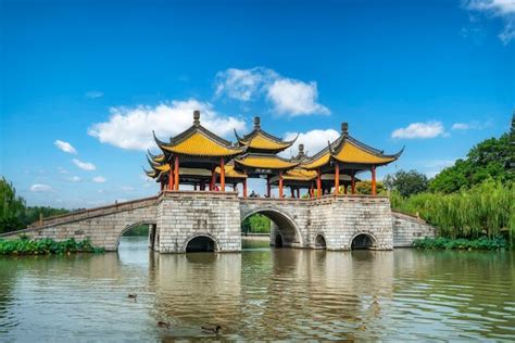 Il Giardino Slender West Lake: Un'oasi di bellezza e poesia in mezzo alla vivace Yangzhou!