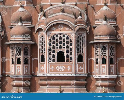 Il Hawa Mahal: Una Finestra sul Passato e un Capolavoro di Architettura!