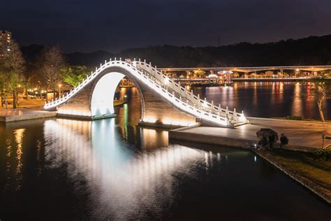  Il Ponte della Luna Splendevole: Un Omaggio Romantico alla Tradizione Cinese!