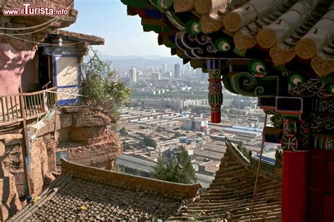  Il Tempio di Beishan: Un gioiello nascosto con vista mozzafiato sulla città!