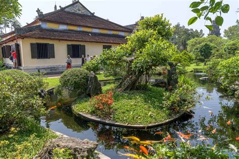  Il Tempio Thien Mu: Un gioiello architettonico affacciato sul fiume Perfume!