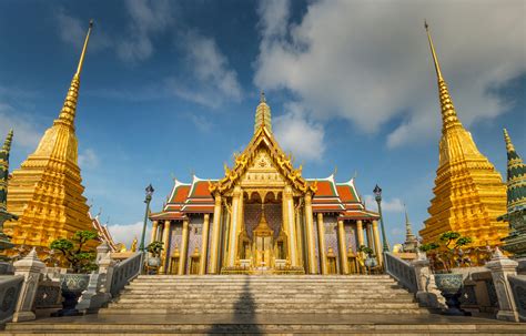 Il Wat Phra Kaew di Bangkok: un'oasi scintillante di storia e spiritualità!