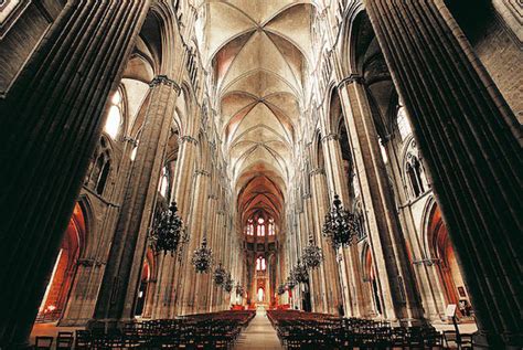 La Cattedrale di Saint-Étienne: Un capolavoro gotico e un tesoro storico nascosto!