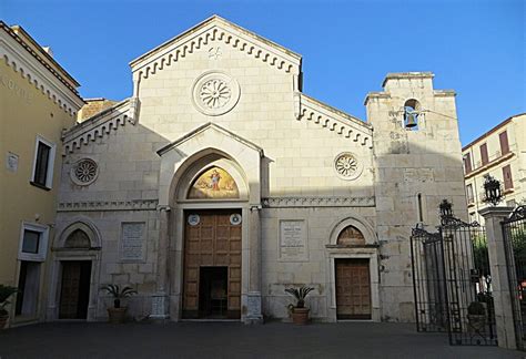  La Chiesa di Saint-Étienne: Un gioiello architettonico medievale immerso nel cuore di Bordeaux!