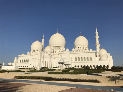 La Grande Moschea di Quo Idowu: Un capolavoro architettonico e un baluardo di fede!