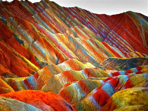 La Montagna di Danxia: Una Fantasia Geologica e un Tripudio di Colori!