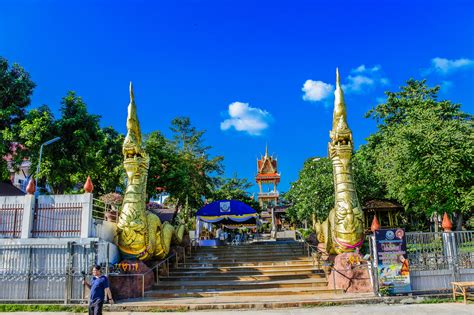 La Pagoda della Luce Divina: Un Omaggio All'Architettura Religiosa e un Panoramico Santuario Montano!