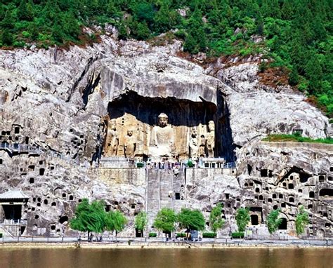 La Pagoda del Tempio di Longmen! Un gioiello di architettura e un'oasi di serenità