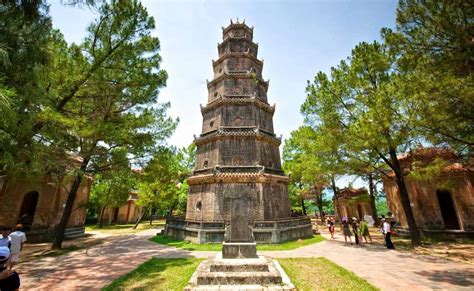  La Pagoda Thien Mu: Un Tesoro Storico Galleggiante su un Fiume Misterioso!