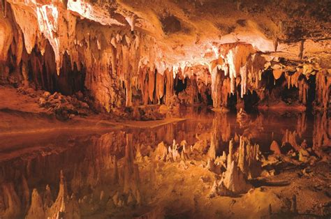 Le Grotte di Shuiyuedong: Un viaggio attraverso millenni di bellezza geologica e stalattiti scintillanti!