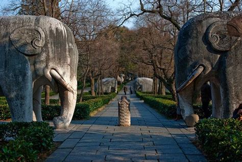 Il Mausoleo di Jingling! Una Sinfonia di Pietra e Storia nella Città Antica di Nanjing